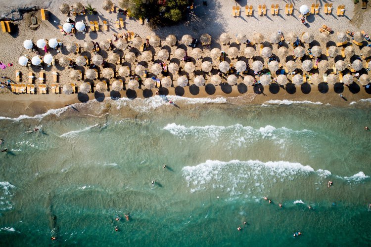 Beach Drone Controls 2026: Σκανάρισμα στις ακτές! Τα drones φέρνουν σαρωτικές αλλαγές για ξαπλώστρες & επιχειρήσεις - Η ακτινογραφία των νέων μέτρων, οι προσωρινές παραχωρήσεις, τα πρόστιμα!