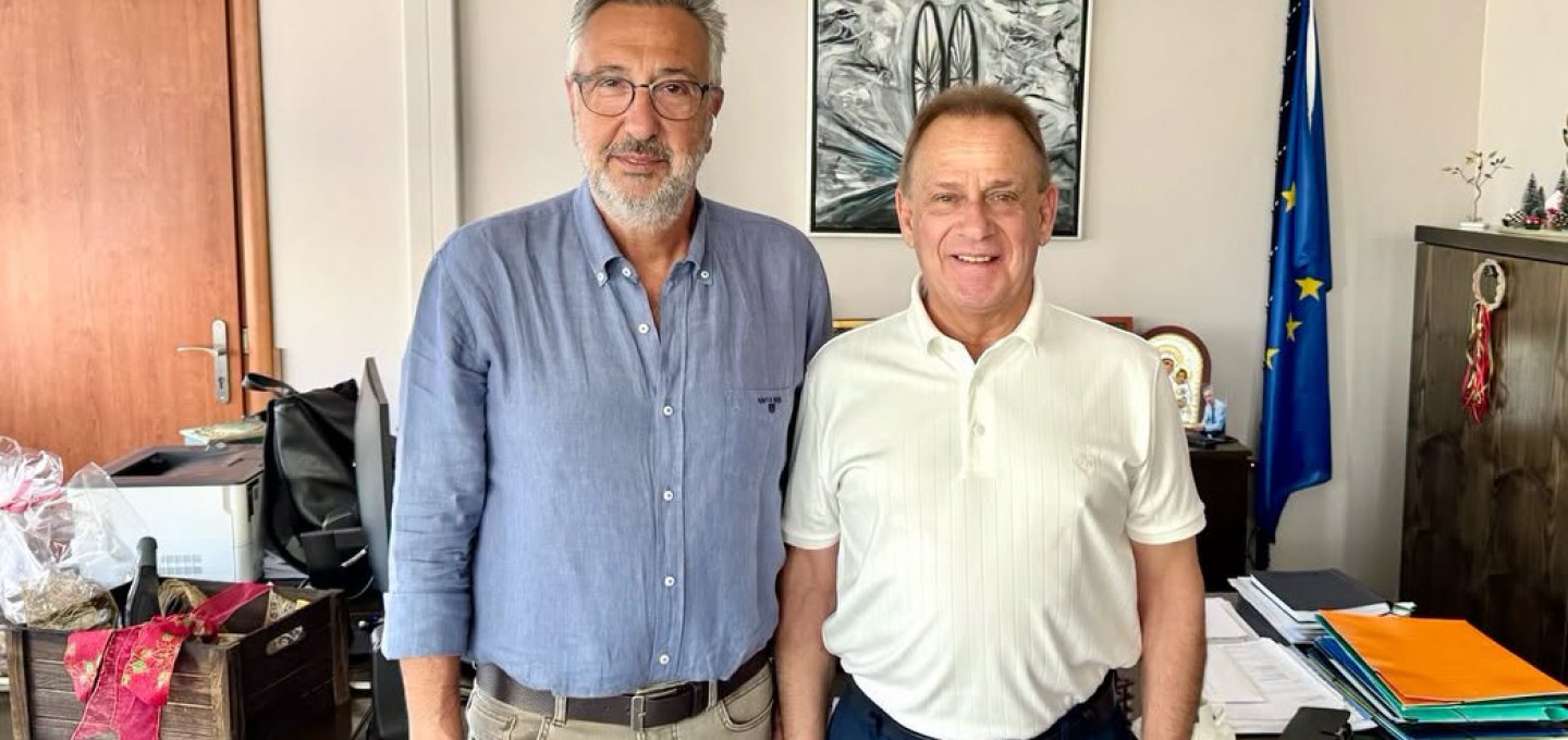 Χρήστος Βερώνης: Πώς η συνάντηση με τον Δήμαρχο Στέλιο Μαμαλάκη μετατράπηκε σε πράξη αλληλεγγύης και Διαδημοτική Συμφωνία που χαρίζει δεύτερη Έδρα στην Α.Ε. Μυκόνου