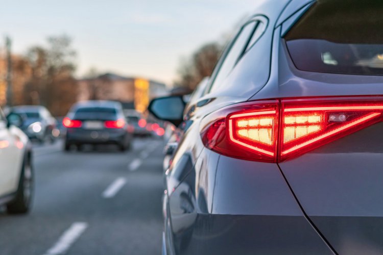 EU Vehicle Safety: Τι αλλάζει υποχρεωτικά στα πίσω φώτα των αυτοκινήτων από αύριο 7 Ιουλίου - Ποια οχήματα επηρεάζονται και πώς με το νέο σύστημα ενεργητικής ασφάλειας!