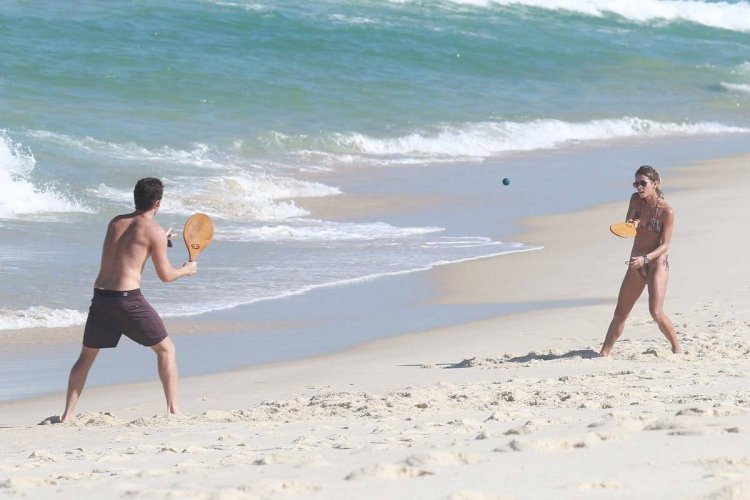 Beach Enforcement: Τι απαγορεύεται στην παραλία! Οι άγνωστοι κανόνες και τα τσουχτερά πρόστιμα έως και 1.000 ευρώ για θόρυβο από ρακέτες, SUP, ελεύθερο κάμπινγκ!