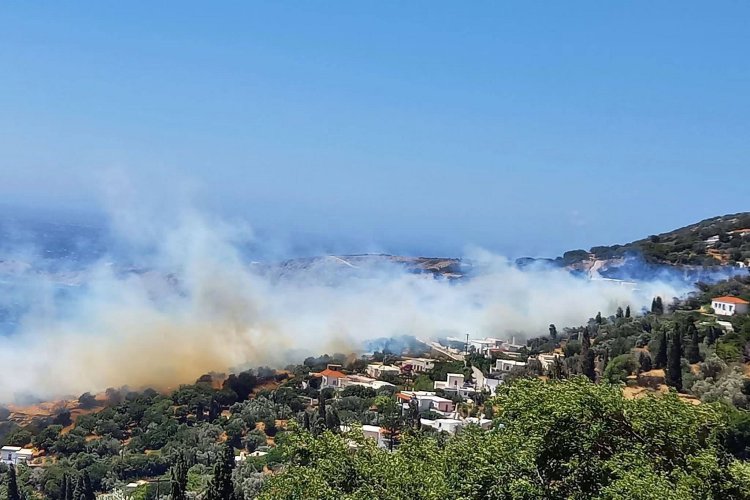 Andros Wildfire Emergency: Μεγάλη φωτιά στην Άνδρο! Το 112 ενημέρωσε τους πολίτες για εκκενώσεις από Παλαιόπολη και Κόλυμπο προς Μπατσί και Χώρα!