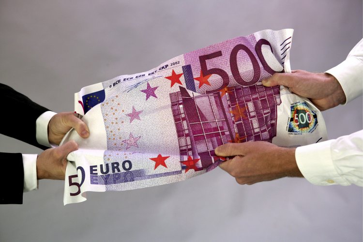 High-Denomination Cash: Τι πρέπει να κάνουν όσοι έχουν χαρτονομίσματα των 500 ευρώ!