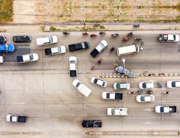 Illegal U-Turn Fines: Παράνομη αναστροφή! Πώς το πρόστιμο «εκτοξεύεται» από τα 350 στα 4.000 ευρώ.... και 8 χρόνια αφαίρεση της άδειας οδήγησης!