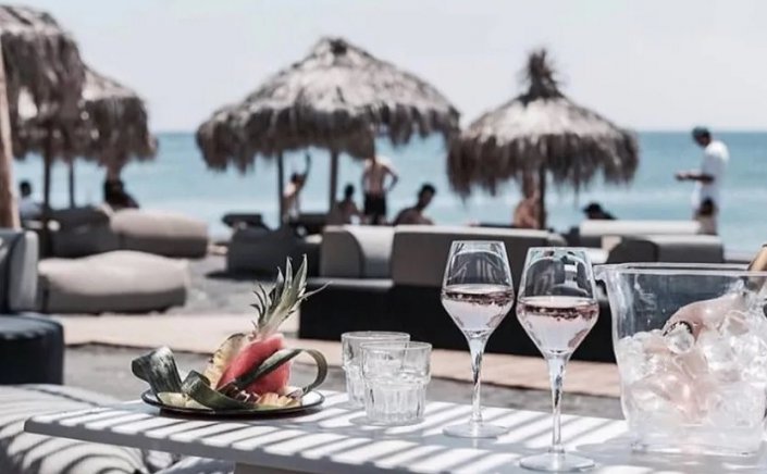 Beachfront Economics: Το χρηματιστήριο της ξαπλώστρας το 2026! Ο «χάρτης» του κόστους στις παραλίες, από τη Μύκονο έως την Πάρο!