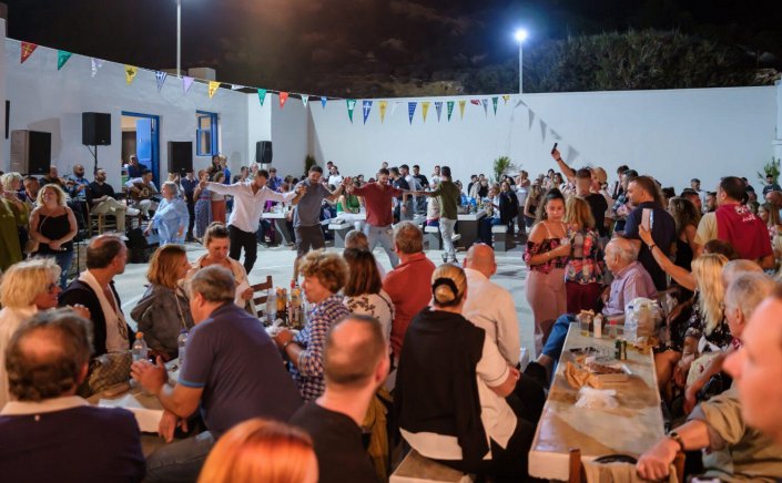 Intangible Heritage Revival: Άυλη Πολιτιστική Κληρονομιά! Το φαινόμενο των ελληνικών πανηγυριών από τη Μύκονο μέχρι την Ικαρία, η επιστροφή της νεολαίας στα παραδοσιακά πανηγύρια & πώς έγιναν παγκόσμιο trend!