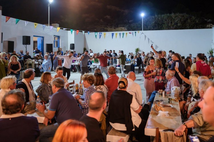 Intangible Heritage Revival: Άυλη Πολιτιστική Κληρονομιά! Το φαινόμενο των ελληνικών πανηγυριών από τη Μύκονο μέχρι την Ικαρία, η επιστροφή της νεολαίας στα παραδοσιακά πανηγύρια & πώς έγιναν παγκόσμιο trend!