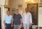 Σταύρος Γρύμπλας / 175 Χρόνια Μετά: Ο Απόγονος του Κόμη Βοΐνοβιτς στο Δημαρχείο Μυκόνου - Το Κτίριο του 1850 ως Ζωντανό Παλίμψηστο της Σύγχρονης Διοίκησης