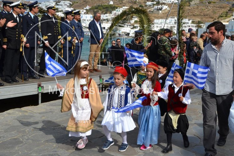 28th of October - “The Ochi Day”: Η συγκινητική πρωτοβουλία μαθητών της Μυκόνου για την εθνική επέτειο! Από την Άνω Μερά Μυκόνου στην Ηρακλειά για να παρελάσουν μαζί με τους τρεις μαθητές του νησιού!